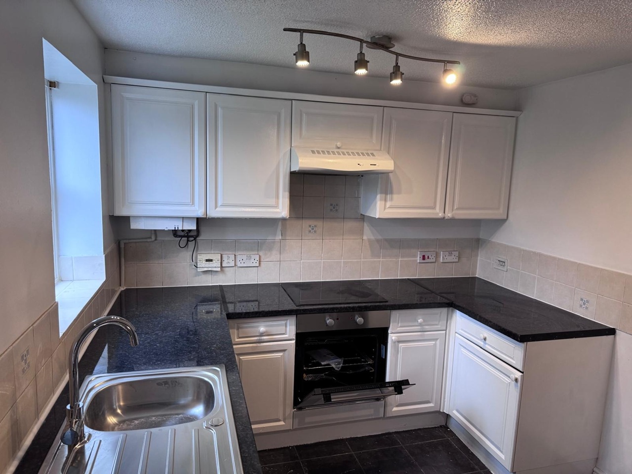 2 Bed Semi-Detached House, Pym St, M40, N1 7GU