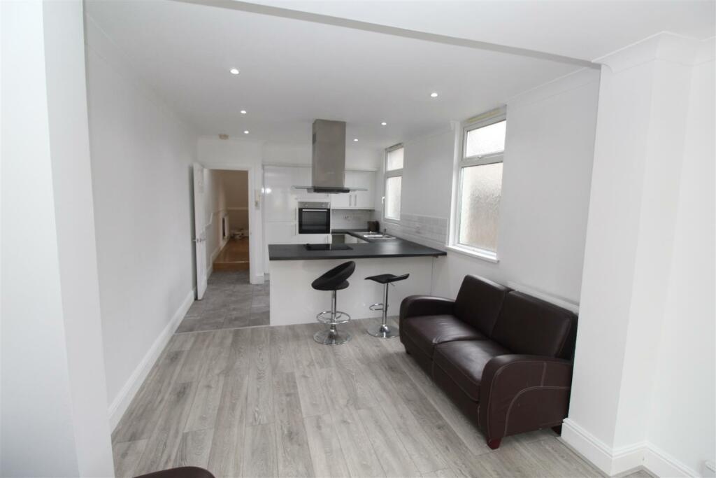 2 Bed Flat, Soberton Avenue, CF14, N1 7GU