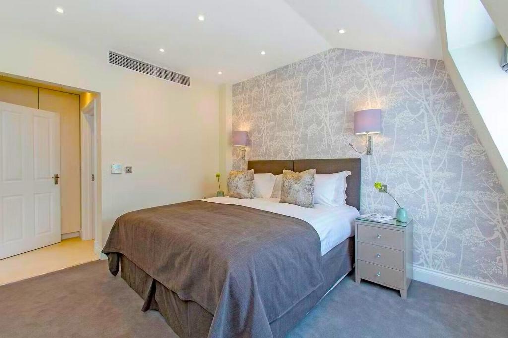 Additional image 2 of 3 Bed Terraced House, Green St, W1K, N1 7GU