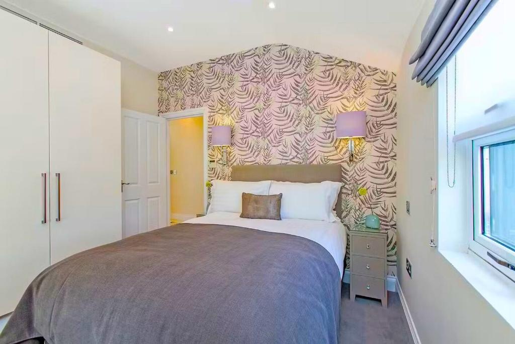 Additional image 9 of 3 Bed Terraced House, Green St, W1K, N1 7GU