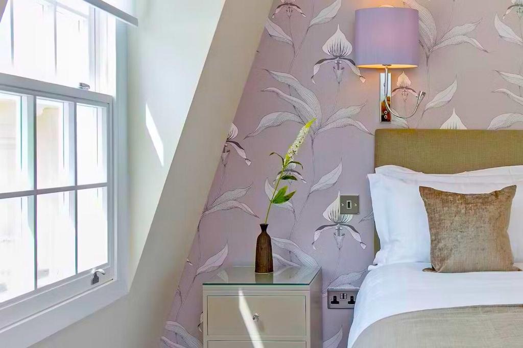 3 Bed Terraced House, Green St, W1K, N1 7GU