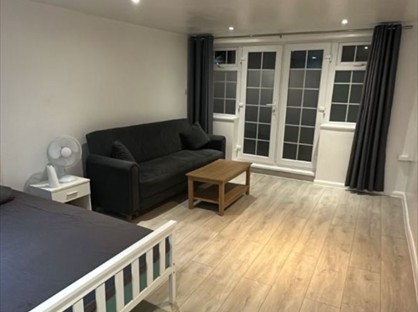 Studio Flat, Rainham Road South, RM10