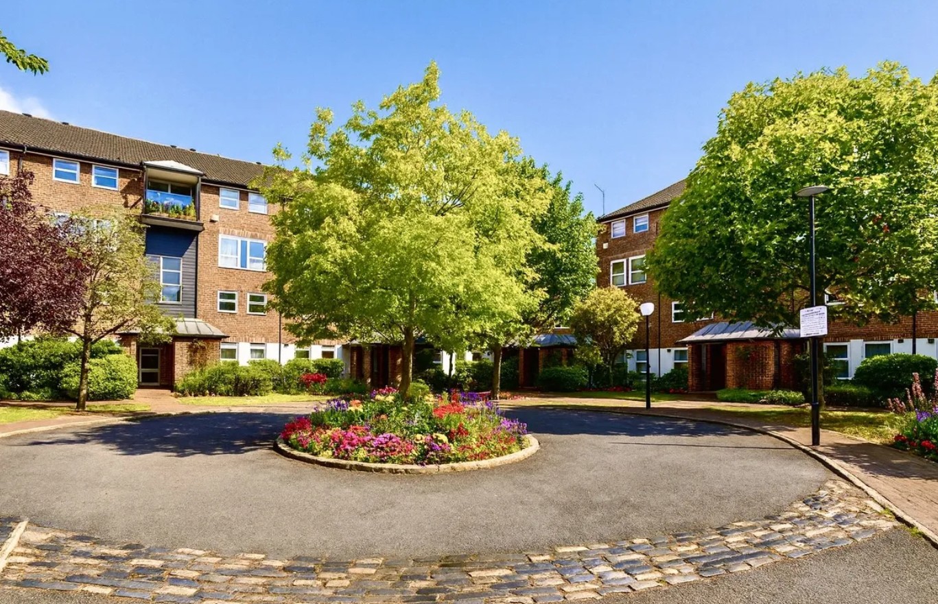 3 Bed Flat, Morgans Walk, SW11, N1 7GU