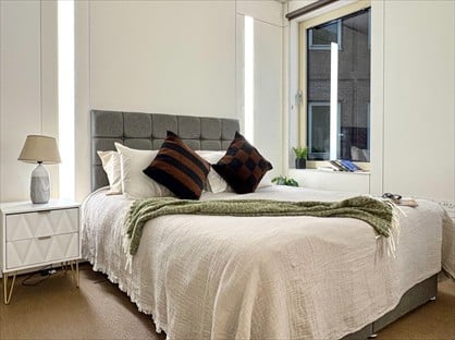 Studio Flat, Gravity West Court, TW3