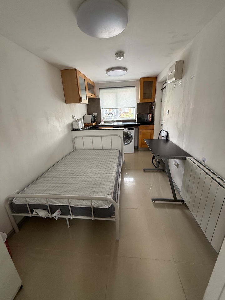 Additional image 2 of 5 Bed Semi-Detached House, Chalfont Close, CB1, N1 7GU