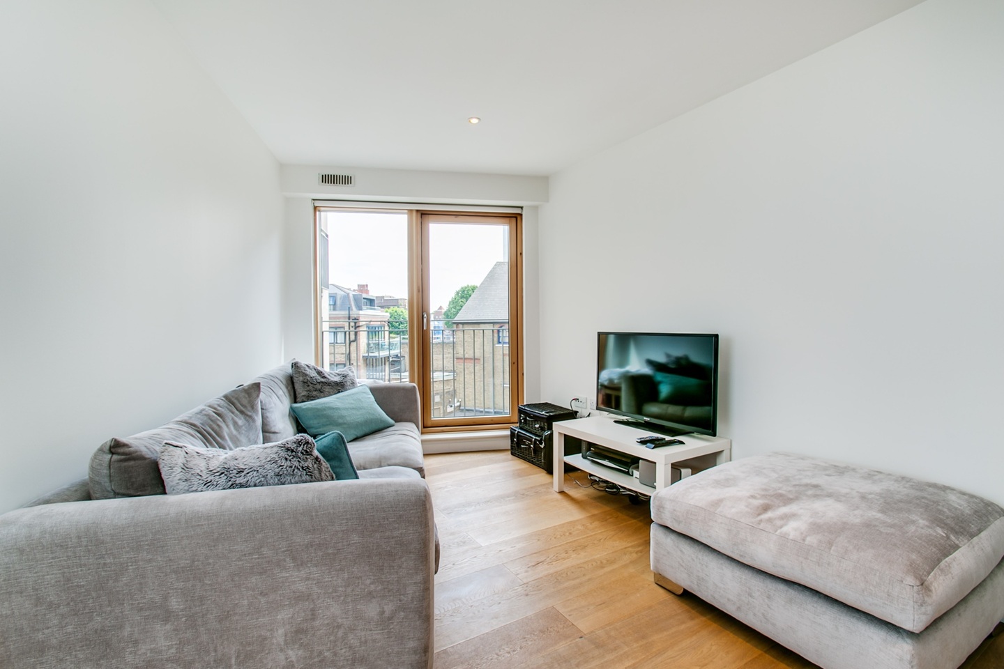 London - 1 Bed Flat, Wandsworth, SW18 - To Rent Now for £1,800.00 p/m