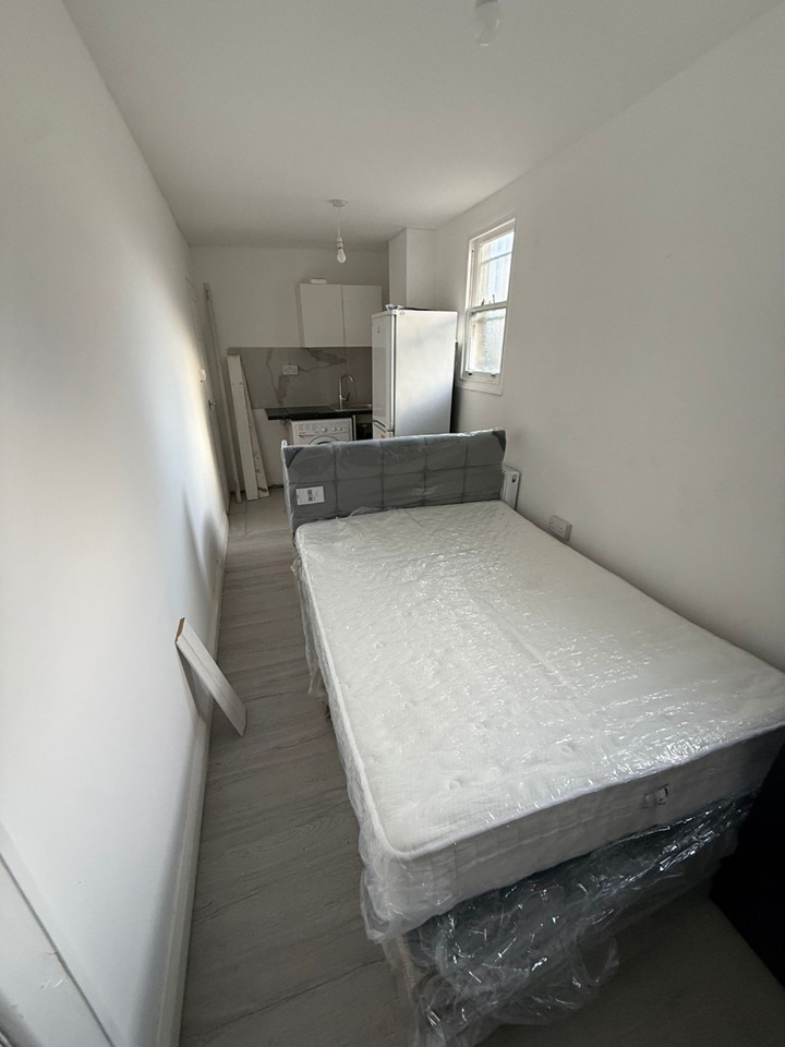 Additional image 3 of Studio Flat, Upper St, N1, N1 7GU