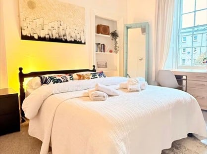 4 Bed Flat, Montague Street, EH8