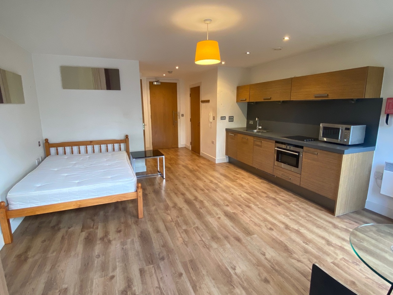 Manchester - Studio Flat, Vallea Court, M4 - To Rent Now for £850.00 p/m