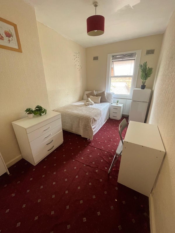 London - 4 Bed Semi-Detached House, Wulfstan St, W12 - To Rent Now for ...