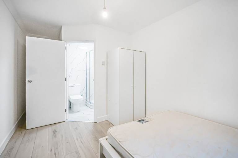 Additional image 3 of Room in a Shared House, Cape Yard, E1W, N1 7GU