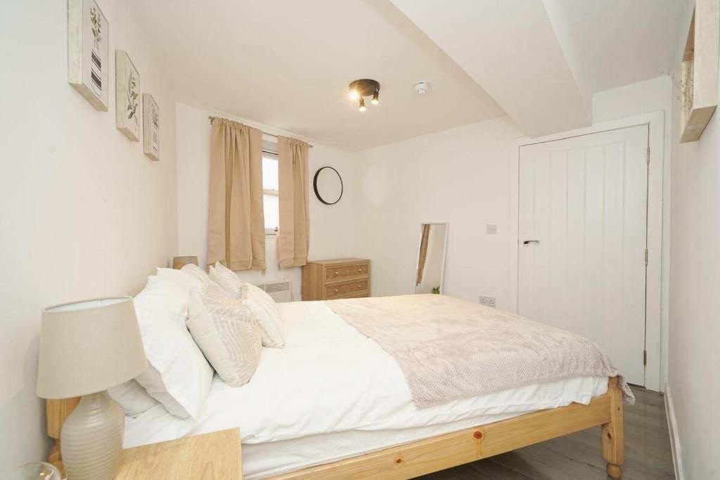 Manchester - 2 Bed Flat, Dantzic Street, M4 - To Rent Now for £2,000.00 p/m