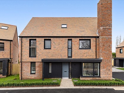 5 Bed Terraced House, Medland Close, GU6