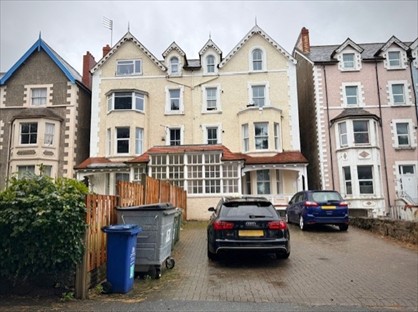 2 Bed Flat, Bay View Road, LL29
