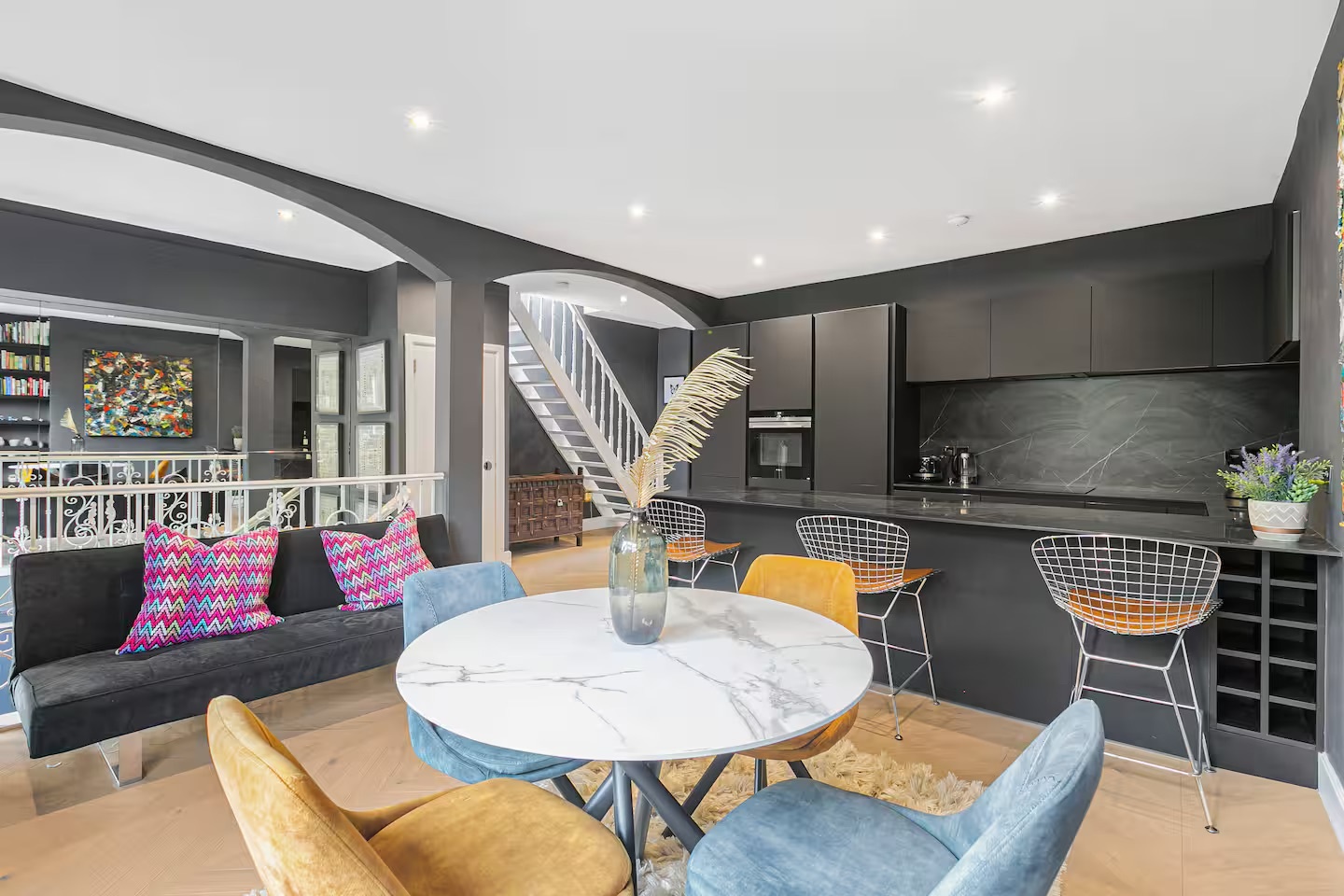 2 Bed Flat, Holland Road, W14 photo 2