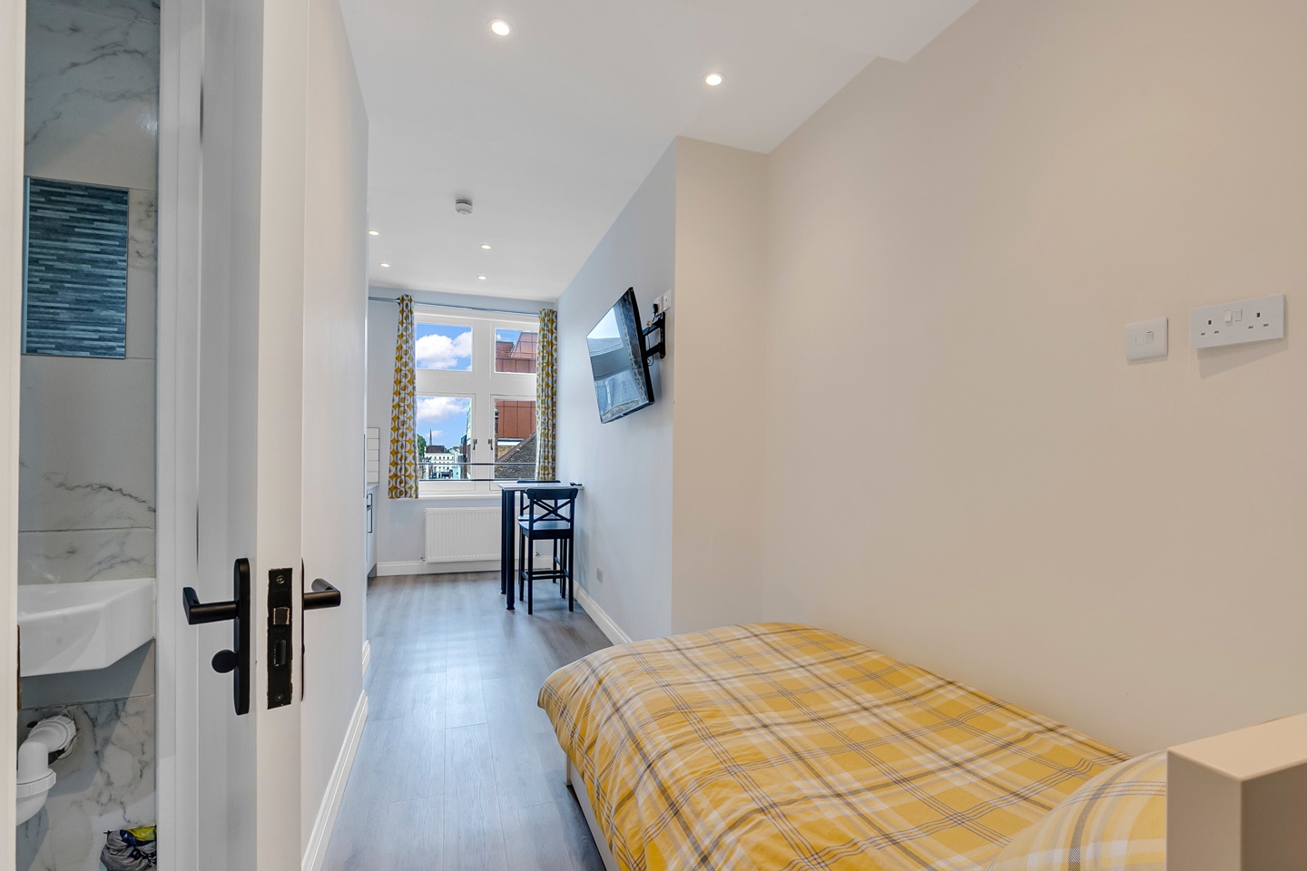 Studio Flat, Edgware Road, W2 photo 3