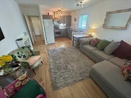2 Bed Flat, Squirrels Close, BR8