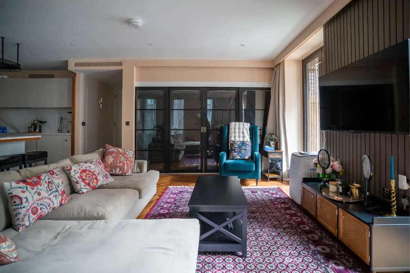 3 Bed Flat, New Union Square, SW11 photo 2