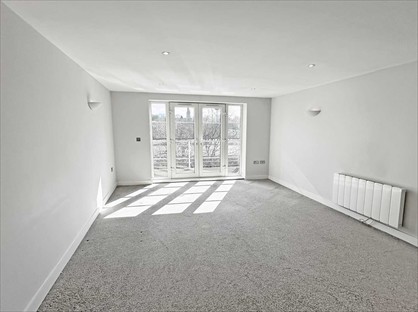 2 Bed Flat, Sedgley Gardens, M25