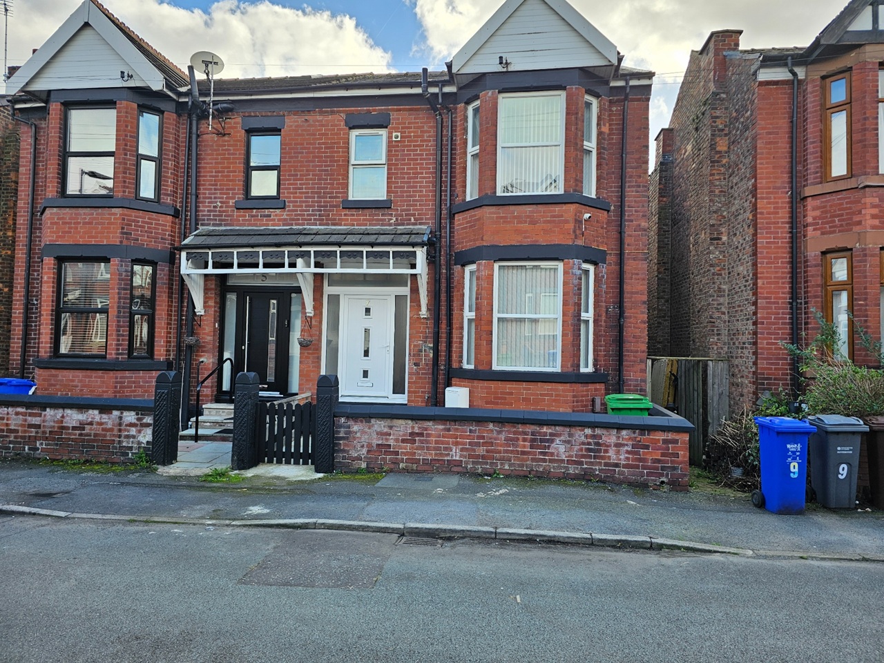 4 Bed Semi-Detached House, Kings Avenue, M8