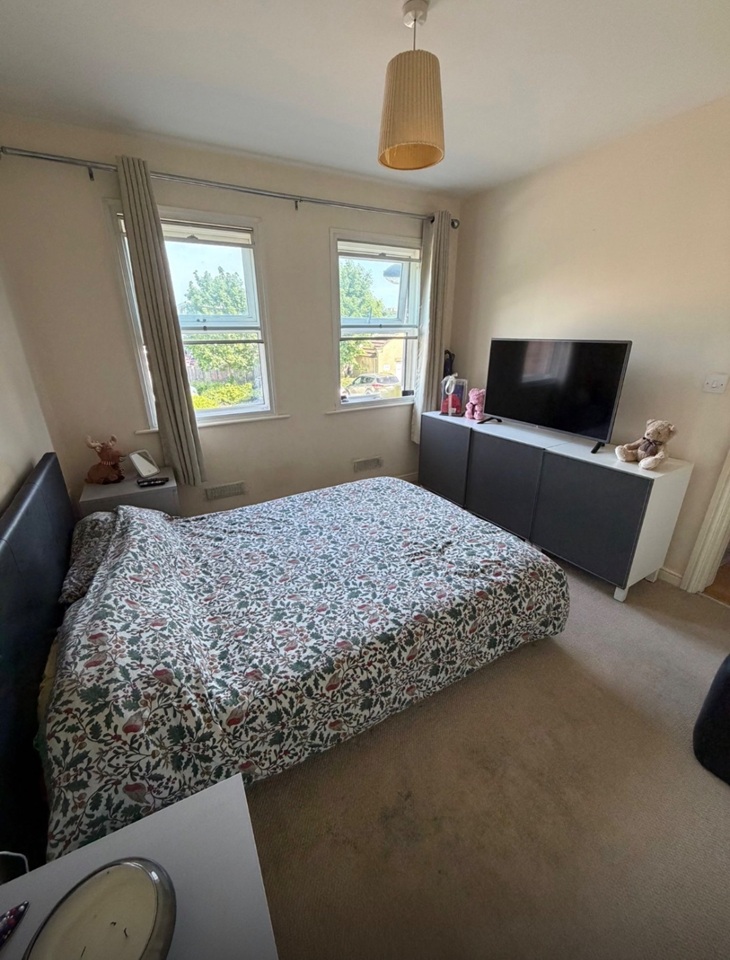 2 Bed Flat, Whitehall Croft, LS12 photo 3