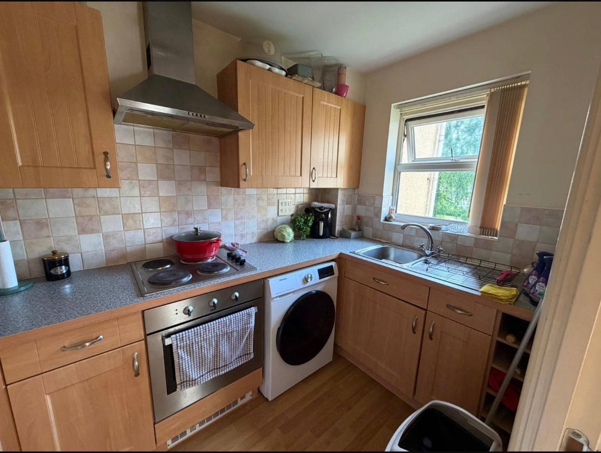2 Bed Flat, Whitehall Croft, LS12 photo 2