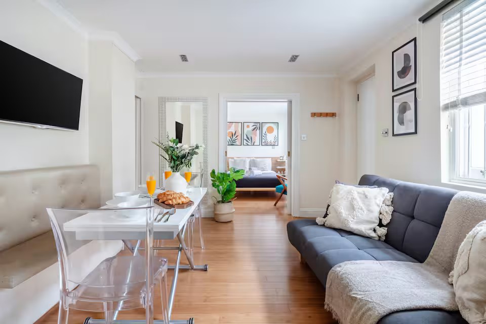 1 Bed Flat, Campden Hill Road, W8 photo 2