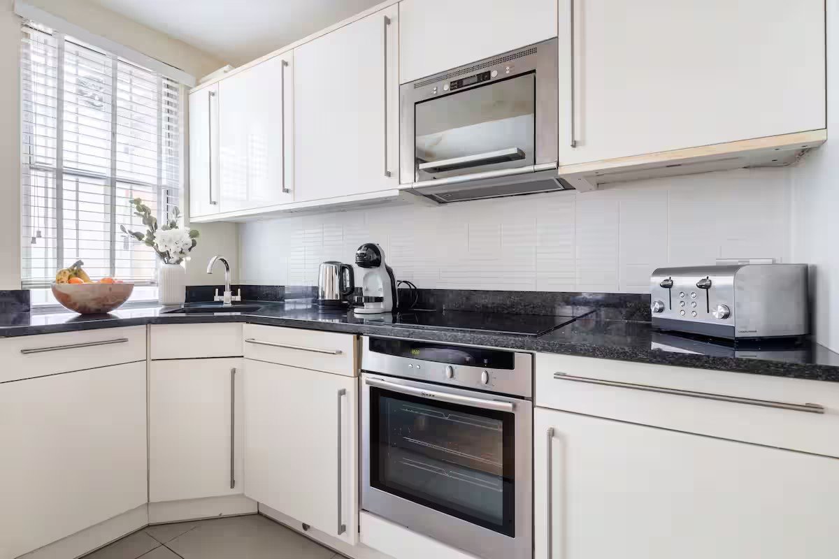 1 Bed Flat, Campden Hill Road, W8 photo 3