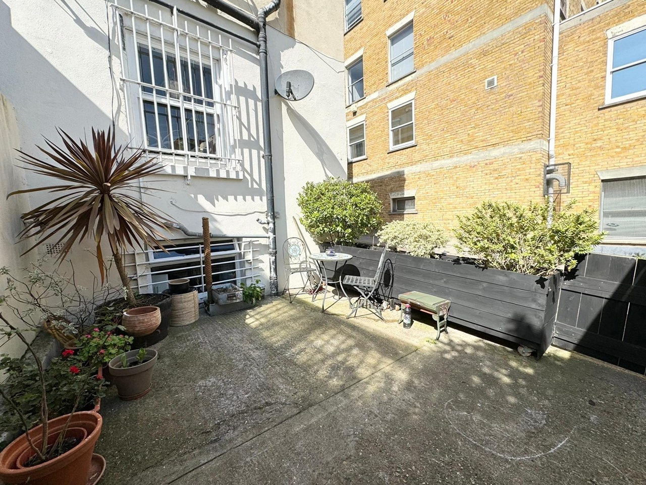 2 Bed Flat, Amhurst Road, E8 photo 3