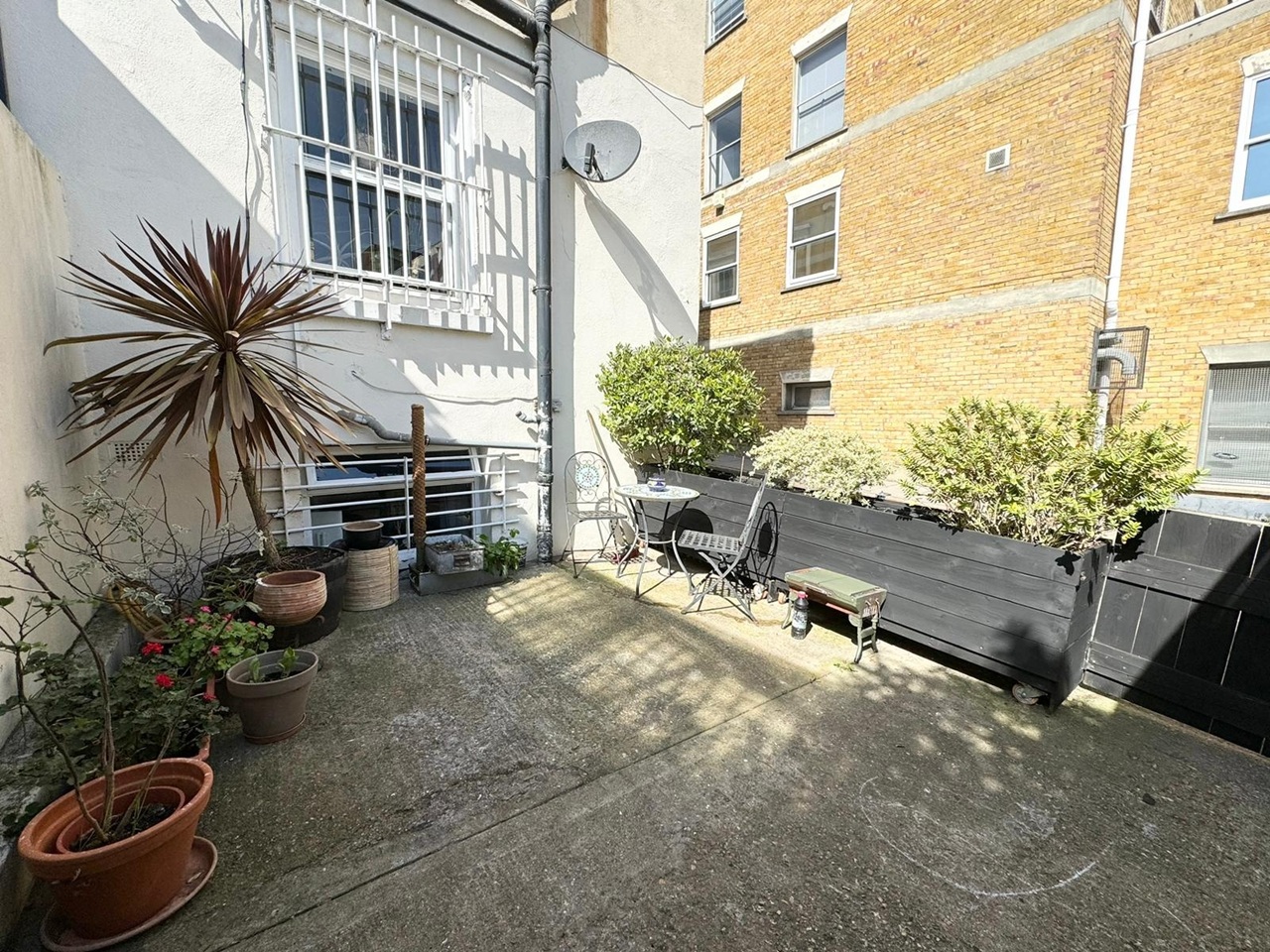 2 Bed Flat, Amhurst Road, E8 photo 4