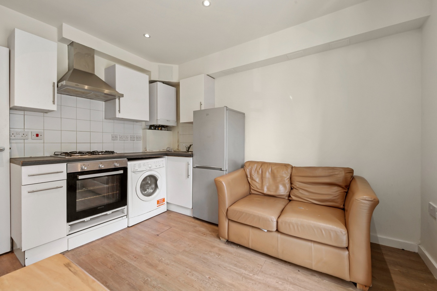 1 Bed Flat, Platinum Court, E1 photo 2