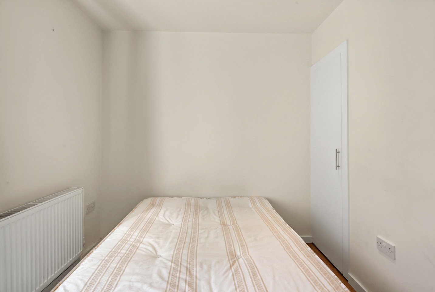 1 Bed Flat, Platinum Court, E1 photo 3