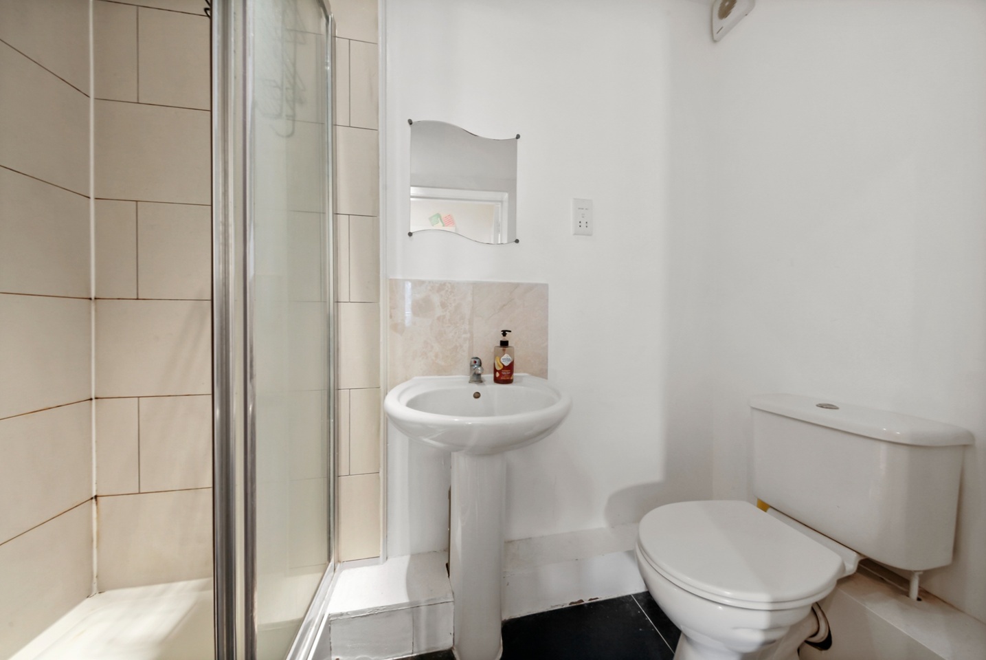 1 Bed Flat, Platinum Court, E1 photo 5
