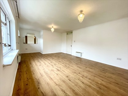 1 Bed Flat, Ashwood Avenue, RM13