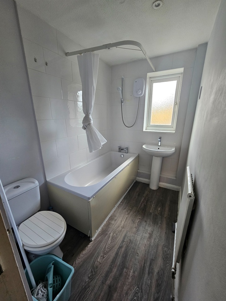 London - 1 Bed Flat, Pier Way, SE28 - To Rent Now for £1,300.00 p/m