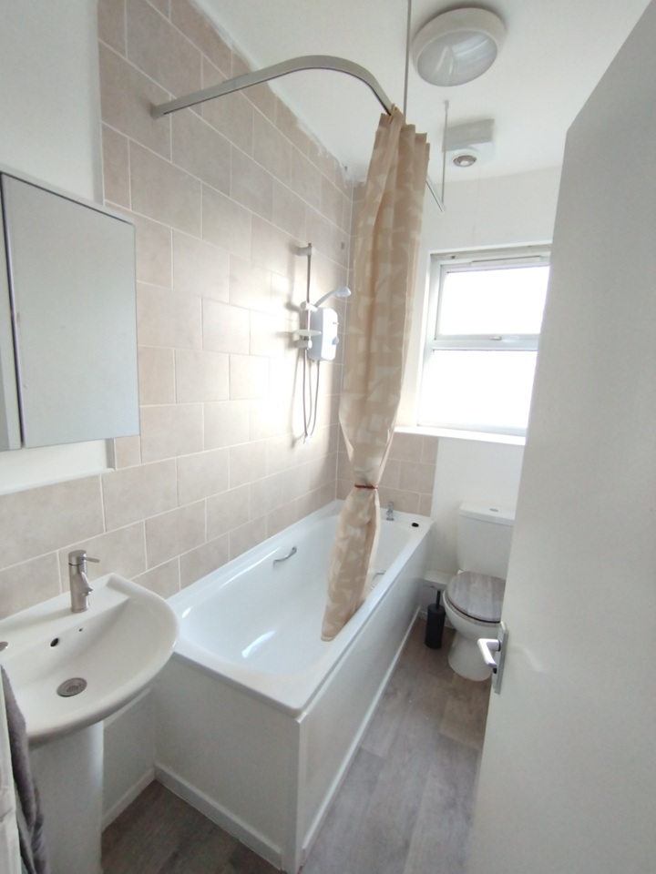 1 Bed Flat, Maddocks St, L13 photo 4