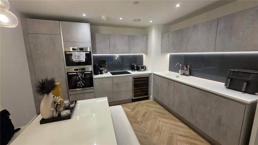 2 Bed Flat, Chester Road, M15 photo 3