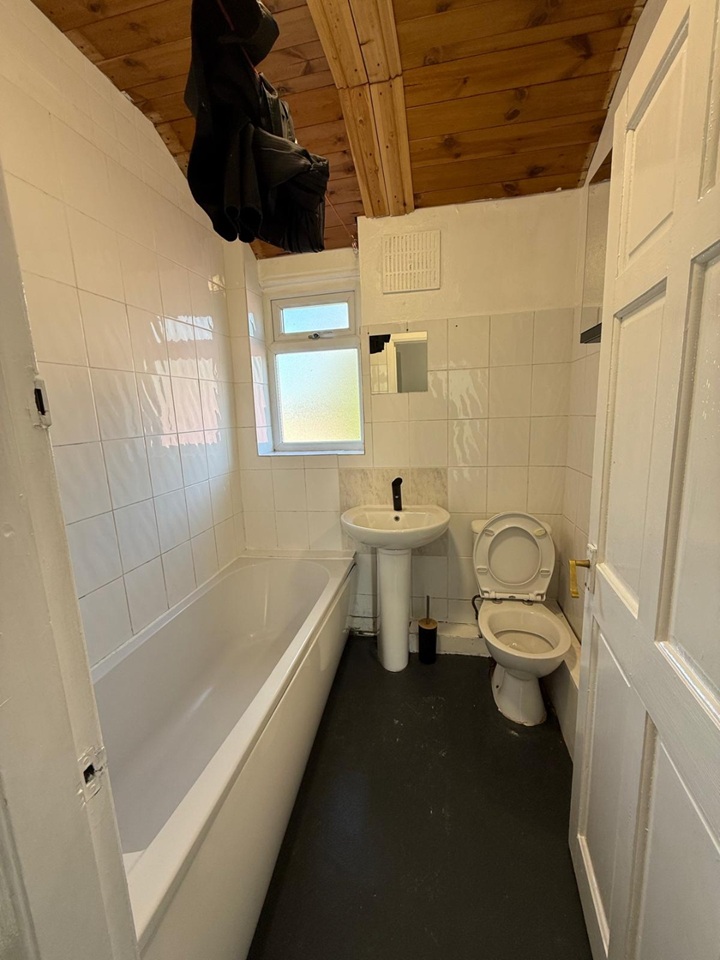 3 Bed Semi-Detached House, Kearsley Road, M8 – photo 7