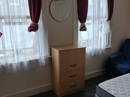 Room in a Shared House, Grove Road, W3