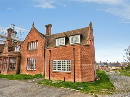 4 Bed Semi-Detached House, Frank James Court, PO32