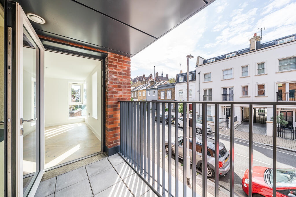 2 Bed Flat, Northcote Road, SW11 photo 4