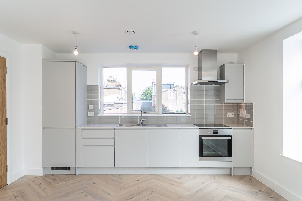 2 Bed Flat, Northcote Road, SW11 photo 2