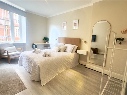 2 Bed Flat, Peters Court, W2