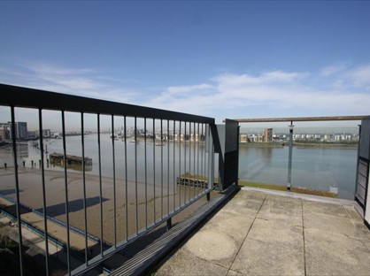 2 Bed Flat, Erebus Drive, SE28
