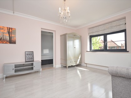 Studio Flat, Wincanton Gardens, IG6