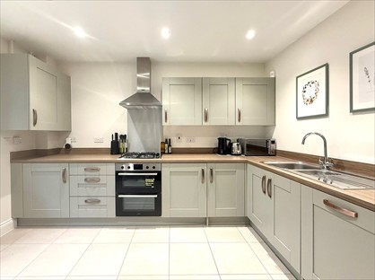 3 Bed Terraced House, Field View, NN13
