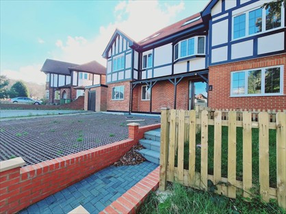 1 Bed Flat, Hillcrest Gardens, KT10