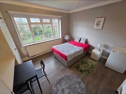 Studio Flat, Hendon Lane, N3