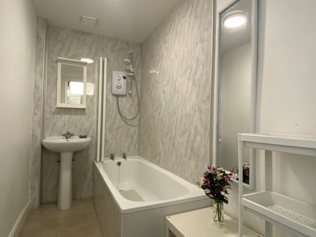 2 Bed Flat, Cathcart Place, EH11 photo 2