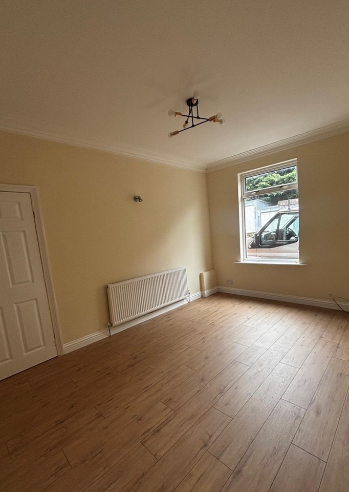 4 Bed Semi-Detached House, Bloomfield Road, PR6 – photo 3
